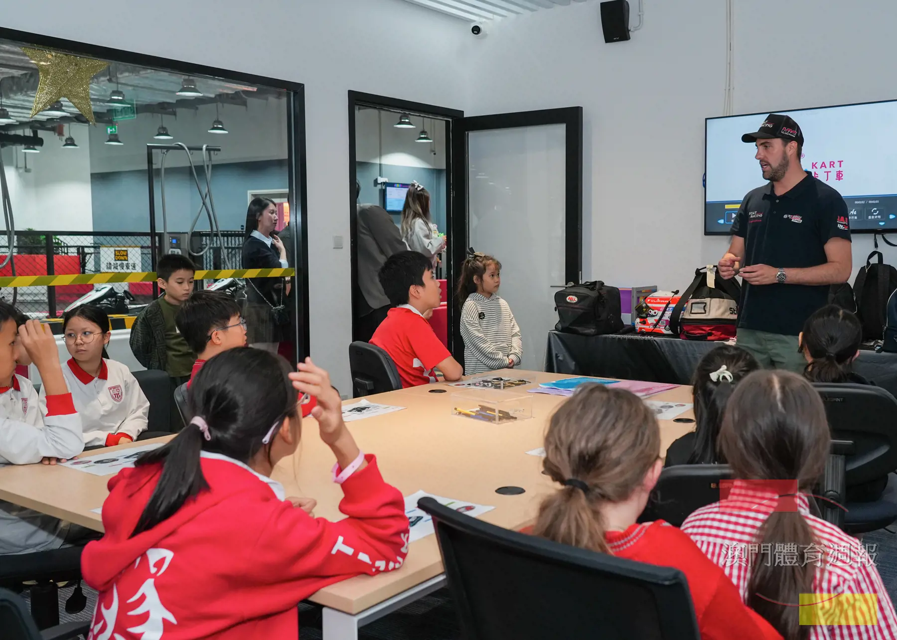 學生們踴躍向賽車手奧拿（Pepe ORIOLA）提問賽車運動心得.jpg